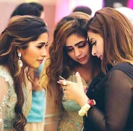 ﺩﯾﮑﮫ ﺍﯾﺴﮯ ﻧﮧ ﮐﺮ ﺑﮩﮏ ﺟﺎﺋﯿﮟ ﮔﯽ ﺳﮩﯿﻠﯿﺎﮞ ﺗﯿﺮﯼ
ﯾﻮﮞ ﻣﯿﺮﮮ ﻣﯿﺴﺞ ﺭﻭﺯ ﺍُﻥ ﮐﻮ ﺩﮐﮭﺎﯾﺎ ﻧﮧ ﮐﺮ