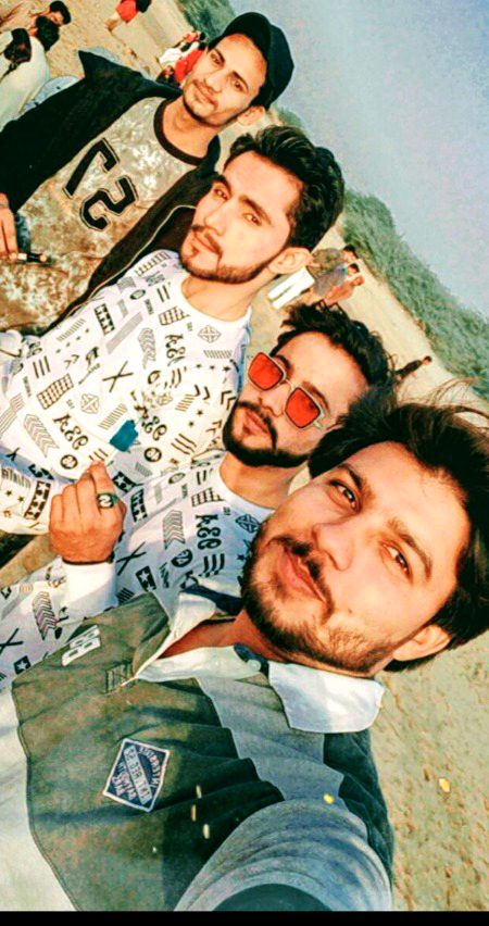 غرور تو نہیں کیا آج تک میں نے مگر
تیرے یار کو شہنشاہ بھی سلام کرتے ہیں