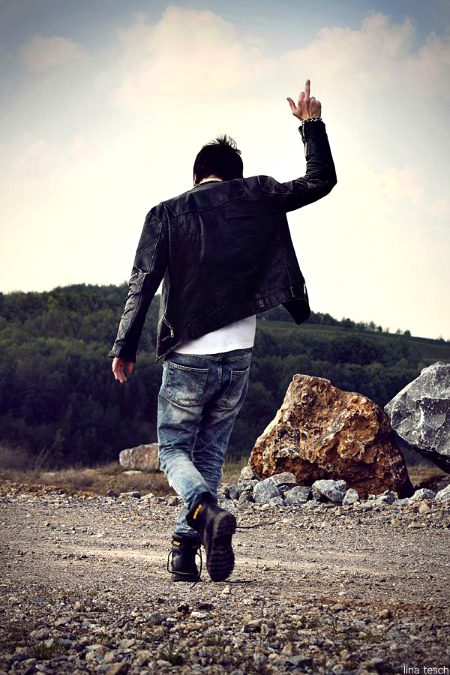 Socha rha hun Chala jao is Jahan se Jahan koi h nh smjhny wala