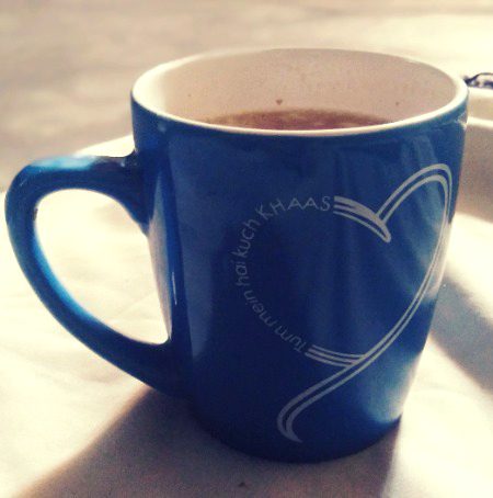 تم گورے چہرے پر مرتے ہو
ہم نے دودھ سے زیادہ چاۓ کے دیوانے دیکھے ہیں 
☕☕🙏🙏Te@ lo\/er 😏