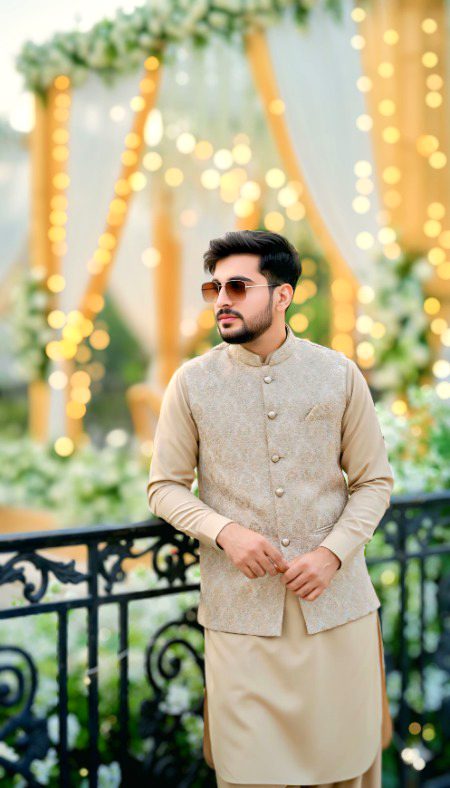 یہ جو لوگ ہاتھوں پہ چائے ڈال کر محبت آزما رہے ہیں
اِنہیں بتاؤ کہ لوگ `قُرآن` پر ہاتھ رکھ کر مُکر جاتے ہیں