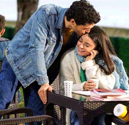 ہائے کیسے میں تعلق کو چھپا کررکھوں
  ہائے اس شخص کی باتیں ہیں بتانے والی