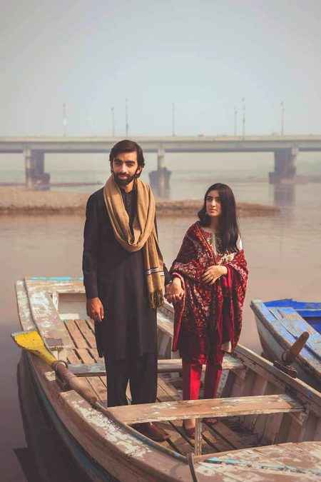 ہماری آنکھ ان سے کیا لڑی ہے
ہر اک ساعت قیامت کی گھڑی ہے
خطا چھوٹی سہی دیدارِ بے اذن 
سزا لیکن بہت اس کی کڑی ہے
نہ مجھ سے چھینیے میرا تبسم
بہت مشکل سے یہ عادت پڑی ہے
اداسی مجھ سے پہلے گھر میں آئی
یہ مجھ سے عمر میں کچھ دن بڑی ہے
مجھے لینے کے دینے پڑ گئے ہیں
محبت بات پر اپنی اڑی ہے
قدم لیتی ہے جینے کی تمنا
قضا لمحوں کی دوری پر کھڑی ہے
نہیں آنکھوں کو لمحہ بھر بھی آرام
رواں پیہم محبت کی جھڑی ہے 
وہ سورج بے حجابی پر ہے مائل 
قمر کو اپنی آنکھوں کی پڑی ہے