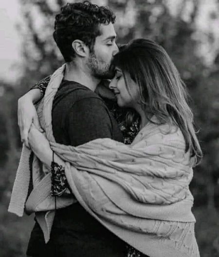 گرم بانہوں کی شال ہی دے دو.
 یخ بختہ ہوائیں ہیں دسمبر کی💔Unzii🥀