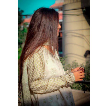 کچھ ایسا ہو یہ شام ڈھلے
کوئی لے کے مجھ کو ساتھ چلے!
کوئی بیٹھے میرے پہلو میں
میرے ہاتھ پہ اپنا ہاتھ دھرے
اور پونچھ کے آنسو آنکھوں سے!
وہ دھیرے سے یہ بات کہے
یوں تنہا چلنا ٹھیک نہیں
چلو ہم بھی تمہارے ساتھ چلیں!