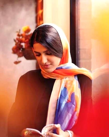 میں  اُس کی قید سے آزاد کہاں ہُوں محسن
بنا کے رکھتا ہے سوچوں میں یرغمال مجھےmushk Khan
