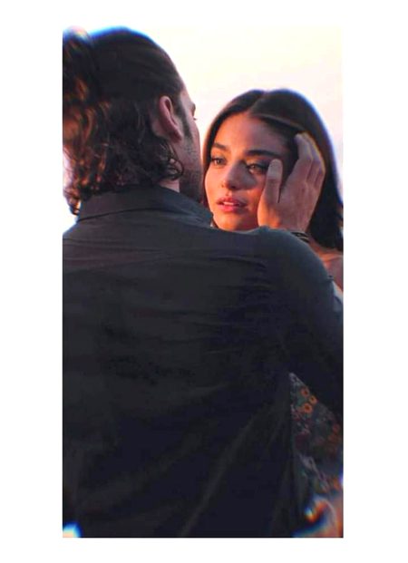 خدا  کے بعد یہ سب ایک مرد کے ہاتھوں میں ہوتا کہ وہ جتنا چاہۓ عورت کو خوبصورت بنا سکتا ہے ۔۔
کیونکہ مرد جتنا حسین  طریقے سے اسے دیکھے گا ، بولے گا، اور سنے گا عورت اتنی ہی حسین  ہوتی جائے گی❤️🌸