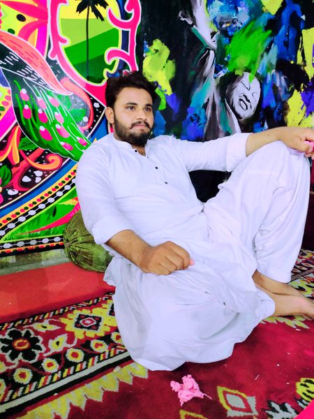 منزل تو خوش نصیبوں میں تقسیم ہوگئی .!!🖤
ہم خوش خیال لوگ ابھی تک سفر میں ہیں...💔🔥