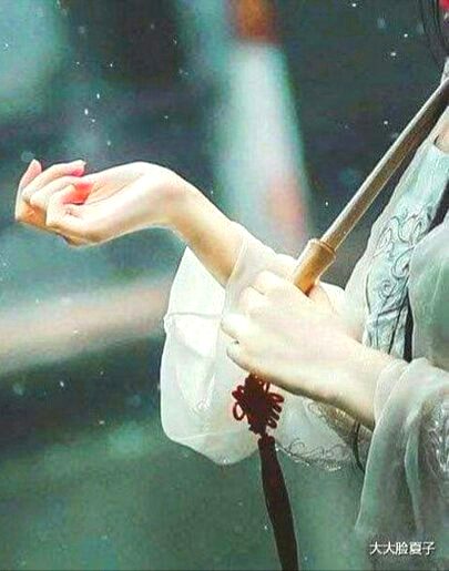 جب یاد کیا تم کو تو گیلی ہوٸی پلکیں 
٠٠٠بھیگے ہوۓ موسم کی ادا تم تو نہیں ہو