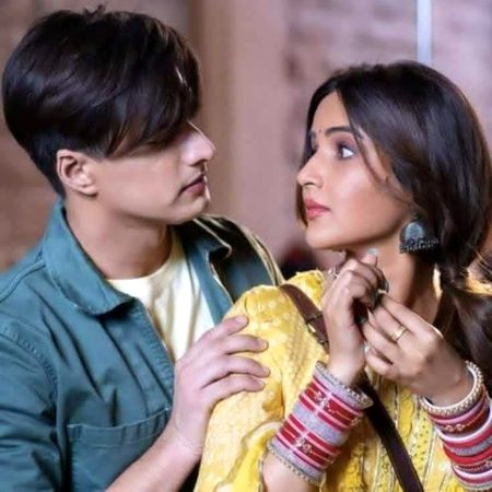 سپنوں کی مانند مجھے وہ سچی لگتی ھے 
دور بہت نظروں سے ھے پر اچھی لگتی ھے 
 جانے کیا جادو ھے اسکے بھولے چہرے میں 
غیر ھو  کر بھی کیوں مجھے اپنی لگتی ھے