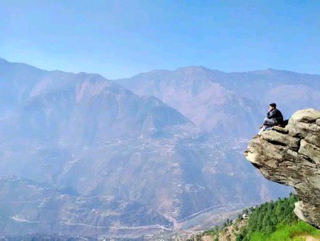 منسوب چراغوں سے، طرفدار ہوا کے 
تم لوگ منافق ہو ، منافق بھی بلا کے🎭