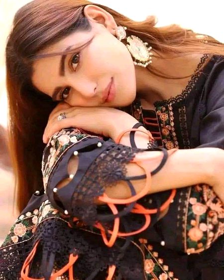 رنجِ شبِ فراق کی مٹ جائیں سختیاں..
یوں ہی اگر خیال ترا مہرباں رھے💔Unzii🥀