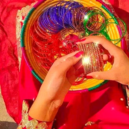 میں ہری، پیلی نیلی کانچ  کی چوڑیاں پہن کے 🤗
 ہیرےجواہرات کے بھاؤ گھٹا دیتی ہوں۔ 💛🙈