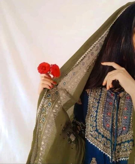 کہنے کو جی رہے ھیں بڑی شان سے مگر
ھم حسرتوں کے قرض میں ڈوبے فقیر ہیں🔥 Mahii 💔