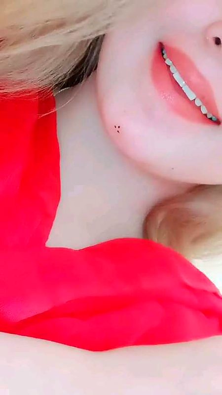 رکھتی نہیں سروکار  اس جہاں کے فتنوں سے
اپنے تخیل میں اس طرح سے گم رہنے والی لڑکی ہوں 🔥