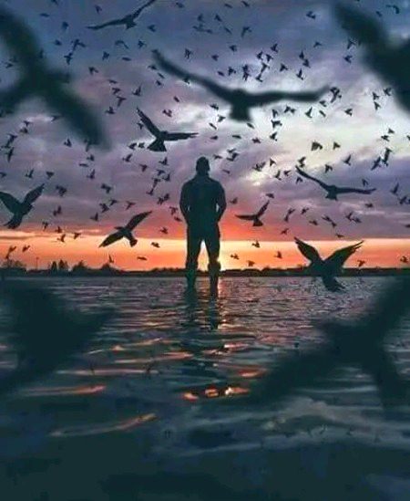 اک سمندر ھے جو میرے قابو میں ھے 
اور اک قطرہ ھے جو مجھ سے سنبھالا نہیں جاتا اک عمر ھے جو بیتانی ھے اس کے بغیر 
اور اک لمحہ ھے جو مجھ سے گزارا نہیں جاتا