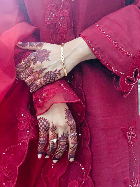 •┈┈••✾•🌿🌺🌿•✾••┈┈•
طلب یہ کہ میں سر رکھوں تیرے سینے پر 🥹
اور تمنا ہے کہ میرا نام پکارے دھڑکنیں