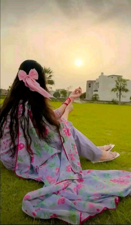 زندگی میں خوبصورت لوگوں سے زیادہ 
مخلص لوگوں کا ہونا ضروری ہے۔