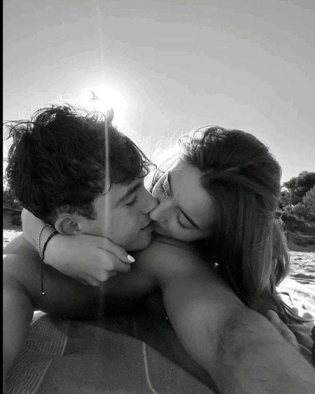 محبتوں کے کئی رنگ ہیں۔ اُن میں محبوب کا وصل سب سے گہرا اور خوبصورت رنگ ہے