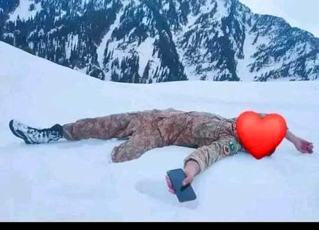 زندگی دینے والی تو سُن
تیری دنیا سے دل سا اُٹھ گیا ہے
میں یہاں جیتے جی مرگیا ہوں
💔💔