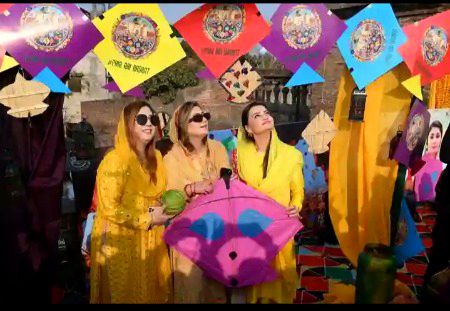 Lahori bajia b enjoy kr rhi 
Kash mera b koi lahore ma b ati whn