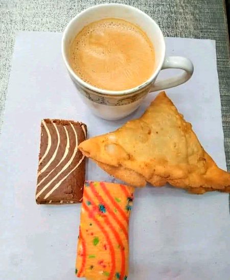 اس شخص کی تعریف بھلا  کیسے  بیاں ہوا
جس شخص کو دیکھیں تو چاۓ کا گماں ہو
☕🥰