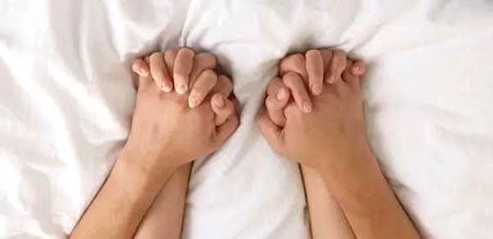 ہم لوگ لا علاج تھے لیکن پھر ایک دن
اُس نے ہمارا ہاتھ چُھوا اور کہا کہ '"جی'"