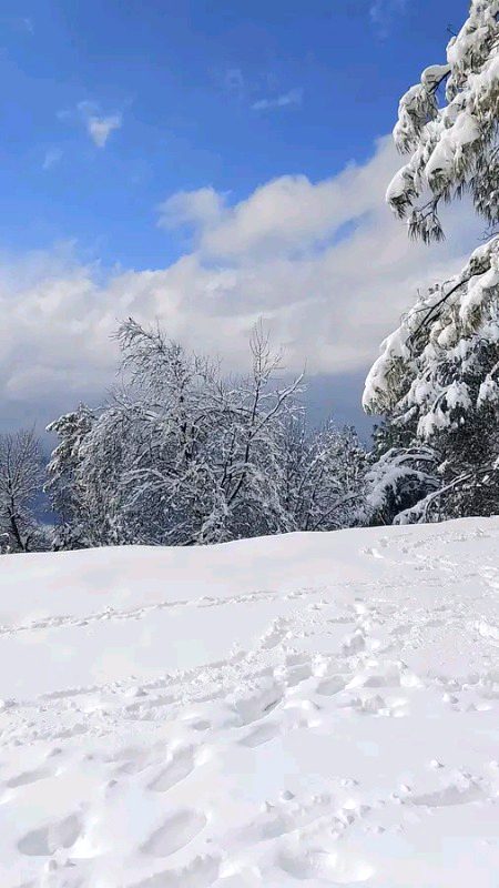 جنت زمین پر ۔
جیسا موڈ ھو, ویسا منظر ھوتا ھے,
موسم تو انسان کے، اندر ھوتا ھے ۔