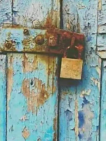 اک تالا تھا کہ زنگ جس کا مقدر ٹھہرا
اک دروازہ___جو سدا بند رہا تیرے بعد