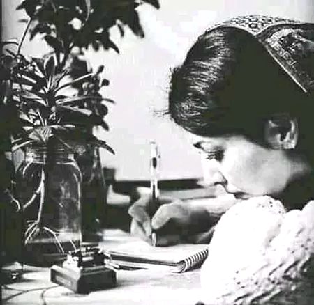 اب اگر محبت کروں گا بھی تو کسی ناول پڑھنے والی سے کروں گا وہ دیوانی تو...
جانتی ہوگی کہ نبھانی کیسے ہے "❣