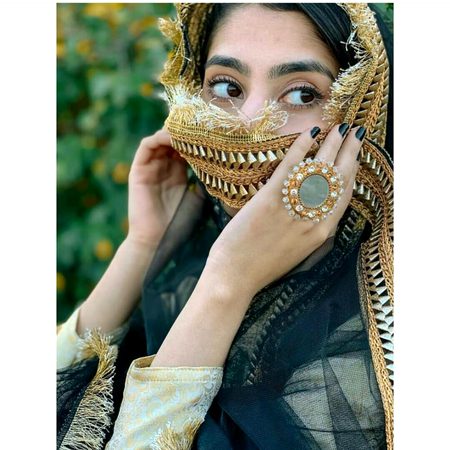 چــڑھ گیا بخــار  لگ گئـی نـظـر  زمانـے  کـی
کیا ضــــرورت تھــی یوں بــے نقــــاب آنـے کـی