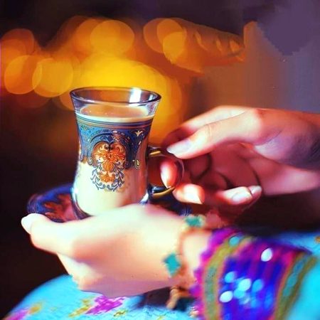 اچھی چائے کے لئے طریقہ نہیں درکار  
تیرے  ہاتھ  کی  ھونا  ضروری  ھے!!❤
