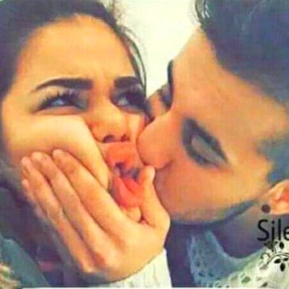 دوست بن کر بھی نہیں ساتھ نبھانے والا
وہی انداز ہے ظالم کا زمانے والا
کیا کہیں کتنے مراسم تھے ہمارے اس سے
وہ جو اک شخص ہے منہ پھیر کے جانے والا
 - احمد فراز