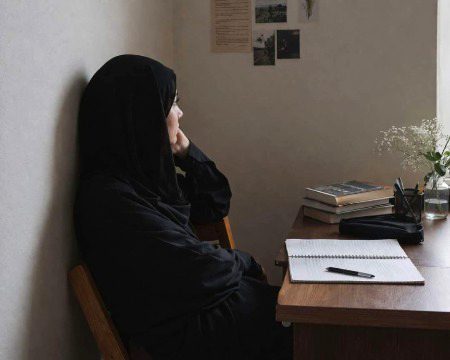 اپنے کمرے میں خیالوں سے شکستہ ہو کر
 لگ کے دیوار سے دیوار کو دیکھا ہے کبھی