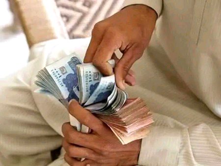 ریاضی سے کسی کو جتنی بھی نفرت ہو، نوٹ گننا کسی کو برا نہیں لگتا 🤗