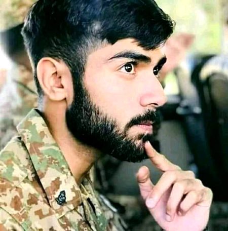 واللہ کیا کشش تھی کہ مت پوچھیئے صاحب
مجھ سے یہ دل لڑ پڑا ، مجھے یہ شخص چاہئیے
