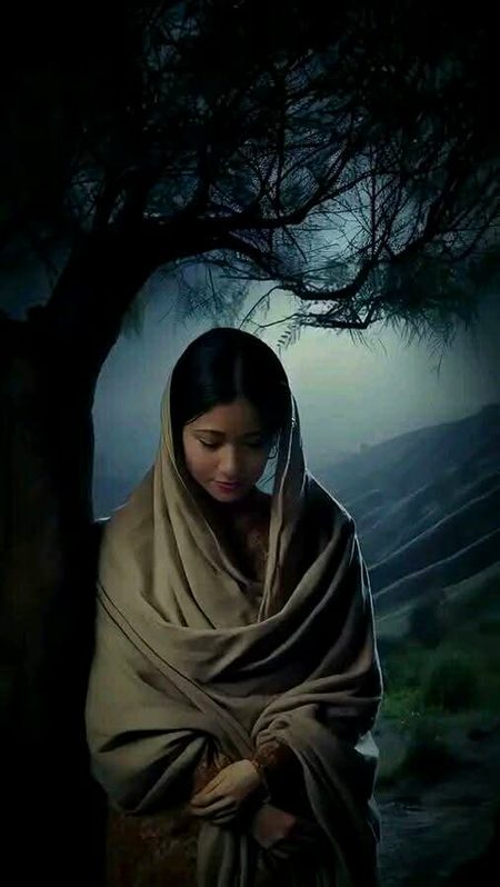 رابطہ بھی نہیں رکھتا ہے سرِ وصل کوئی..
اور تعلق بھی معطل نہیں ہونے دیتا.
دِل یہ کہتا ہے اسے لوٹ کے آنا ہے یہیں.
یہ دلاسہ مجھے پاگل نہیں ہونے دیتا💔Unzii🥀