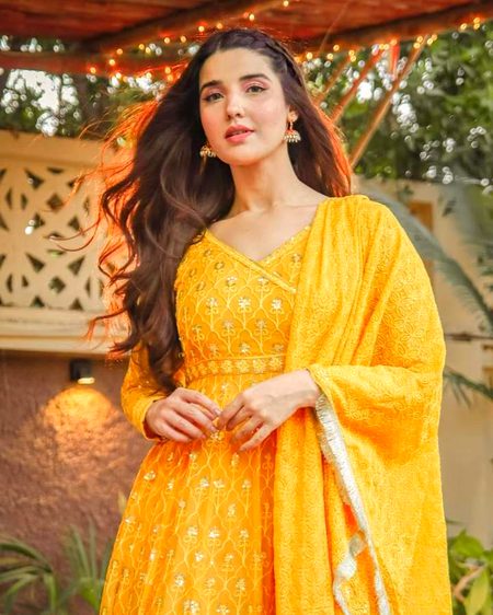 اپنی روح کا لباس بھی تجھے دے دوں 
تو مجھ میں رہنے کا فیصلہ تو کر🔥 Mahii 💔
