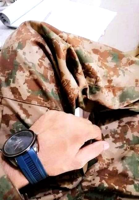 میں نے اپنے بازو پر
اور تم نے اپنے پاؤں پر
کالا دھاگا باندھا ہے
جبکہ 
مجھے بازو پر گھڑی باندھنی چاھیئے
اور تمھیں اپنے پاؤں پر پائل
مگر ایک وقت آئے گا
جب ھم دونوں روبرو ھوں گے
تم مجھے گھڑی اور
میں تمیں پائل پھناؤں گا
❤😋💓 Heer