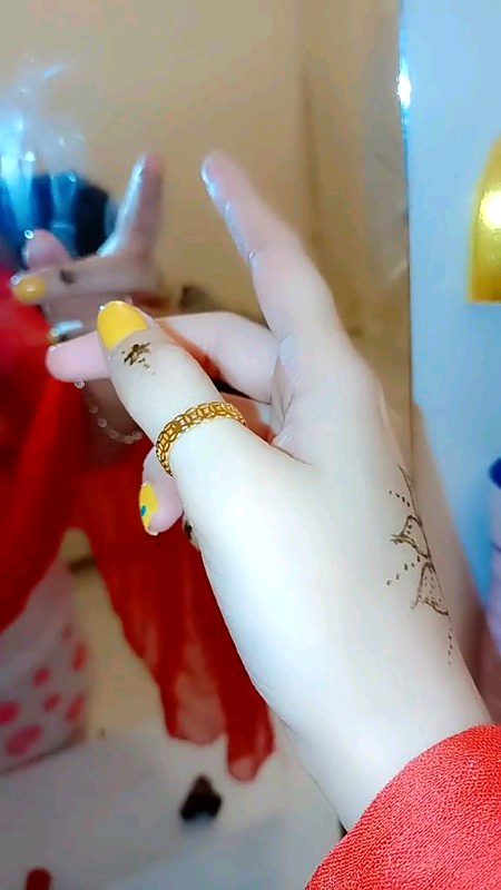 میں شیشہ ہوں اس لیے کم ظرف لوگوں کو چُبھتی ہوں🔥
لوگ مجھ میں اپنا عکس دیکھ کر اپنی اوقات ناپ لیتے ہیں.. ✌️