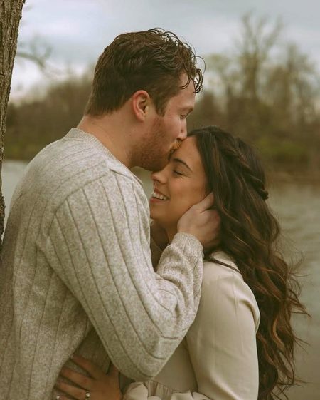 روحِ من 
میں نے دیکھا ہےتمہاری بانہوں کا دائرہ
 دنیا کا حسین ترین نقشہ ہے
 یہاں امید کے راستے صاف ہیں
 یہاں اعتماد کے درخت سایہ دیتے ہیں 
یہاں محبت بغیر شرط کے سانس لیتی ہے
 یہ وہ جگہ ہے جہاں دل اپنی پناہ پا لیتا ہے
 جہاں روح اپنے نام کی درست ہجے سیکھ لیتی ہے
اور ہاں یہ سب کسی لمحاتی جنون کا نام نہیں 
یہ وعدہ ہے یہ ٹھہراؤ ہے یہ وہ یقین ہے 
جس کے سہارے زندگی نرم پڑ جاتی ہے
من یارم اگر دنیا کے سارے نسخے 
ایک طرف رکھ دیے جائیں تو بھی
 ایک سچ باقی رہتا ہے
تمہاری بانہیں سکون کی
 آخری اور کامل تعریف ہیں❤️🌸