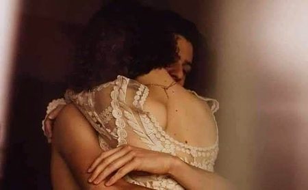 عورت کا دل اگر کتے پہ آجائے
تو اسے نہلاتی ہے،
سنوارتی ہے،
اسے کھانے میں گوشت دیتی ہے،
کپڑا لپیٹ دیتی ہے
اب سوچیں
جب اسی عورت کا دل کسی مرد پہ آجائے
تو وہ اُس کے نصیب تک استری کر دیتی ہے
بس شرط یہ ہے کہ مرد میں کتے جیسی وفاداری تو ہو...
#کاپی