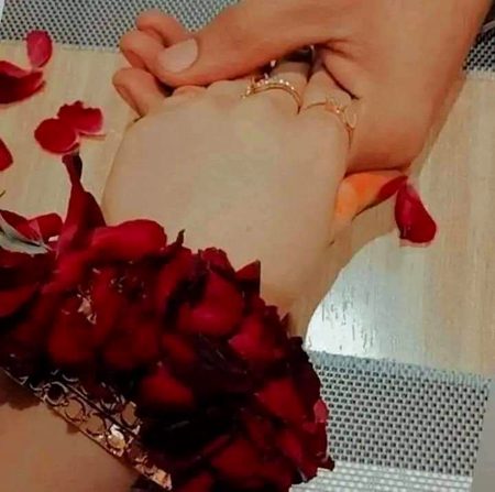بات ٹھہری جو عدل پر واعظ
پھر یہ منت یہ التجا کیا ہے
چاند سا کہا تو کہنے لگے
چاند کہئیے نہ یہ چاند سا کیا ہے؟🔥
