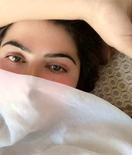 ہم سماعت کو ہتھیلی پہ لئے پھرتے ہیں..
تیری آواز میں کوئی.تو پُکارے ہم کو.
تو ہے وہ قیمتی نقصان جو راس آیا ہے..
اچھے لگتے ہیں ترے بعد خَسارے ہم کو💔Unzii🥀