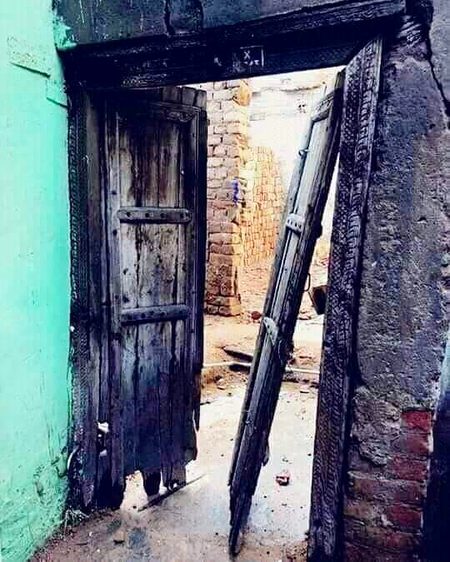 "چیخ "سنی دروازوں کی
 جیسے" مت "جا کہتے ھوں