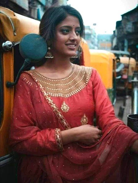 وہ سانولی ہے مگر ہائے وللہ وللہ ۔۔🍂
حسین لڑکیوں کو چبھتی ہےخنجر کی طرح۔۔🖤💥