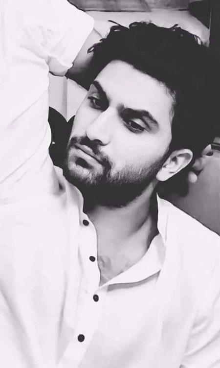 مت سمجھنا کہ صداؤں کے لئے چھوڑی ہے🥀
ادھ کھلی کھڑکی ہواؤں کے لئے چھوڑی ہے
کل سے گر نیک نہ ہو جائیں تو کہنا واعظ
آج  کی رات خطاؤں کے لئے چھوڑی ہے
ہم  دوا دارو کے قائل تھے سو دن بھر دارو
اور  پھر شام دواؤں کے لئے چھوڑی ہے
ہم نے جی جان سےکوشش کی تجھے پانے کی
جو کسر ہے وہ، دعاؤں کے لئے چھوڑی ہے
جسم کو ہم نے ترے عشق کا پنجرہ کر کے
روح تو اس میں سزاؤں کے لئے چھوڑی ہے🔥 Mahii 💔