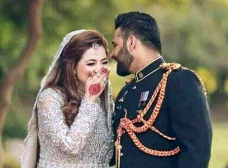 Muj Say Tu Meri Jaan Abi Kuch Keh Na Saky Ga
Tu Dard E Judai Ko Kbi Seh Na Saky Ga
Mana K Bohot Dhet Hai Dil Sakht Hai Tera
Chup Kr He Sahe Par Thora Sa Rona To Pary G