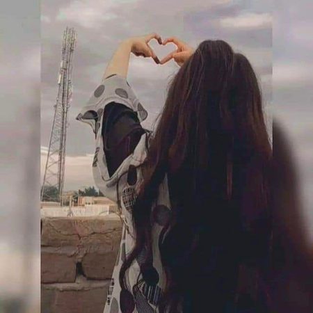 تم نے تو رہا کر دیا تھا خود ہمیں لیکن
ہم ساتھ لئے پھرتے ہیں زنجیر تمہاری 🥀
