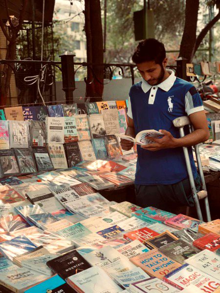 چاہتا ہوں کےتُم سے ذیادہ وقت میں کتابوں کو دوں ۔